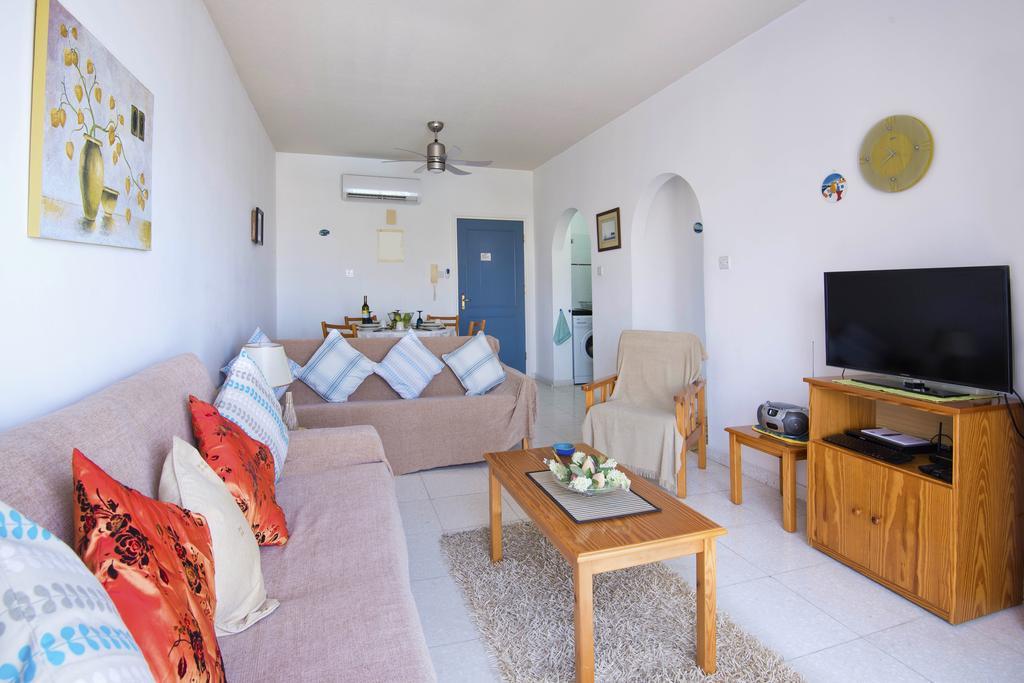 King'S Palace Apartment Пафос Экстерьер фото